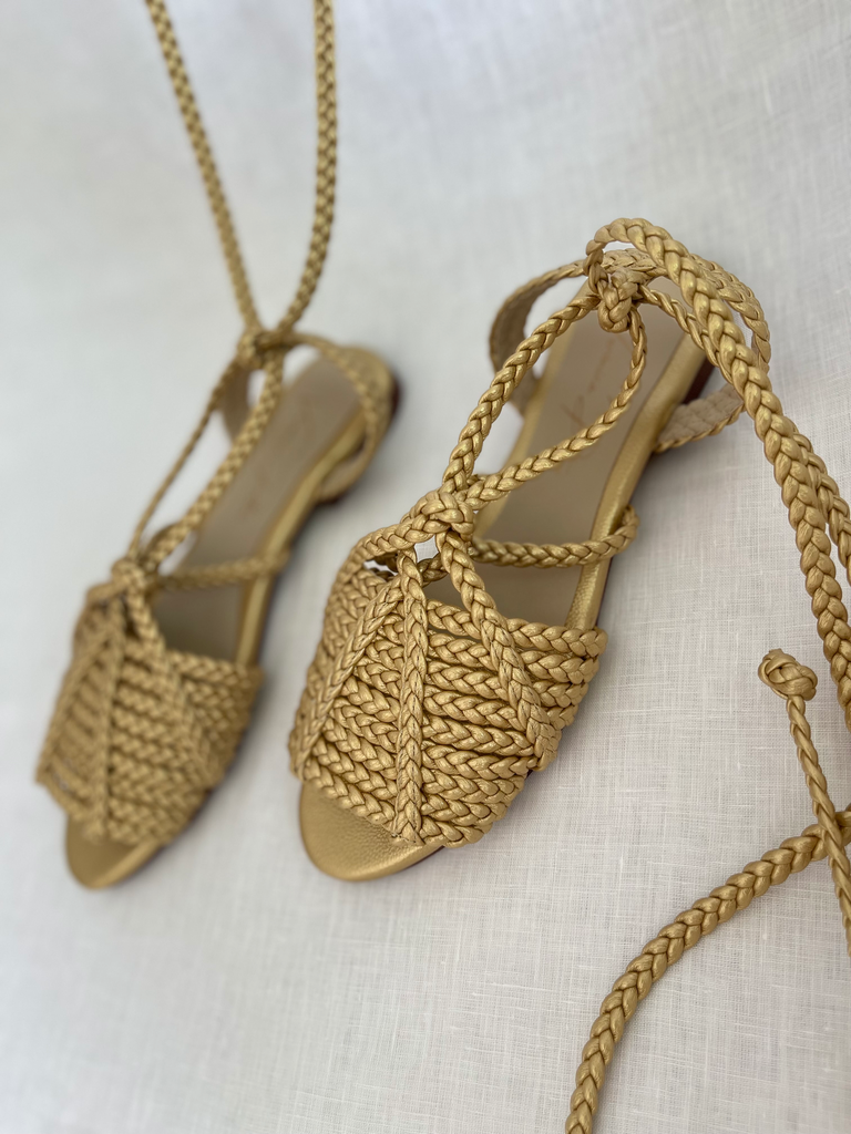 SANDALIA ATHENEA COLOR ORO