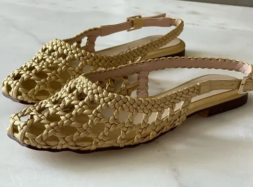 SANDALIA ALÍA TEJIDO ARTESANAL COLOR ORO